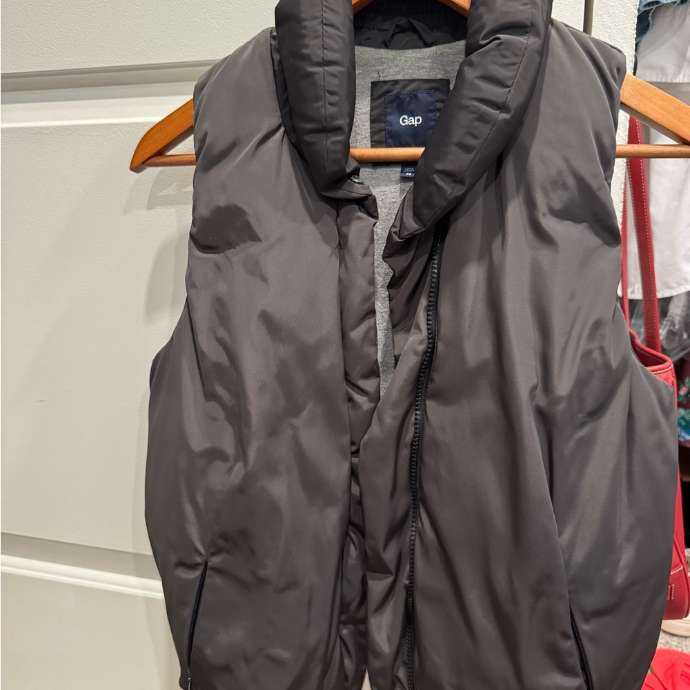 GAP Women’s Charcoal Puffer Vest